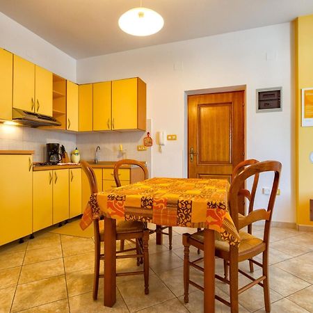 Apartments With A Parking Space Мали-Лошинь Экстерьер фото