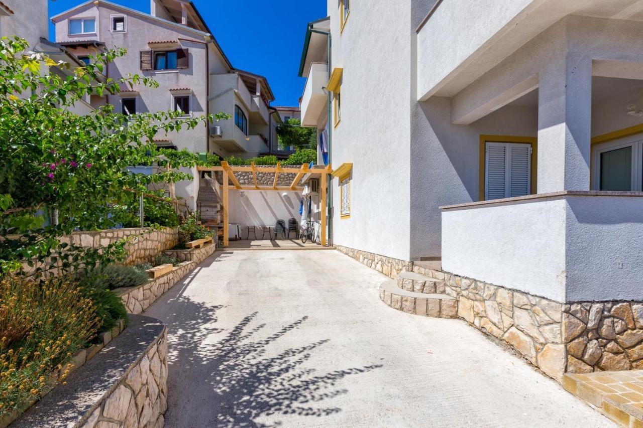 Apartments With A Parking Space Мали-Лошинь Экстерьер фото